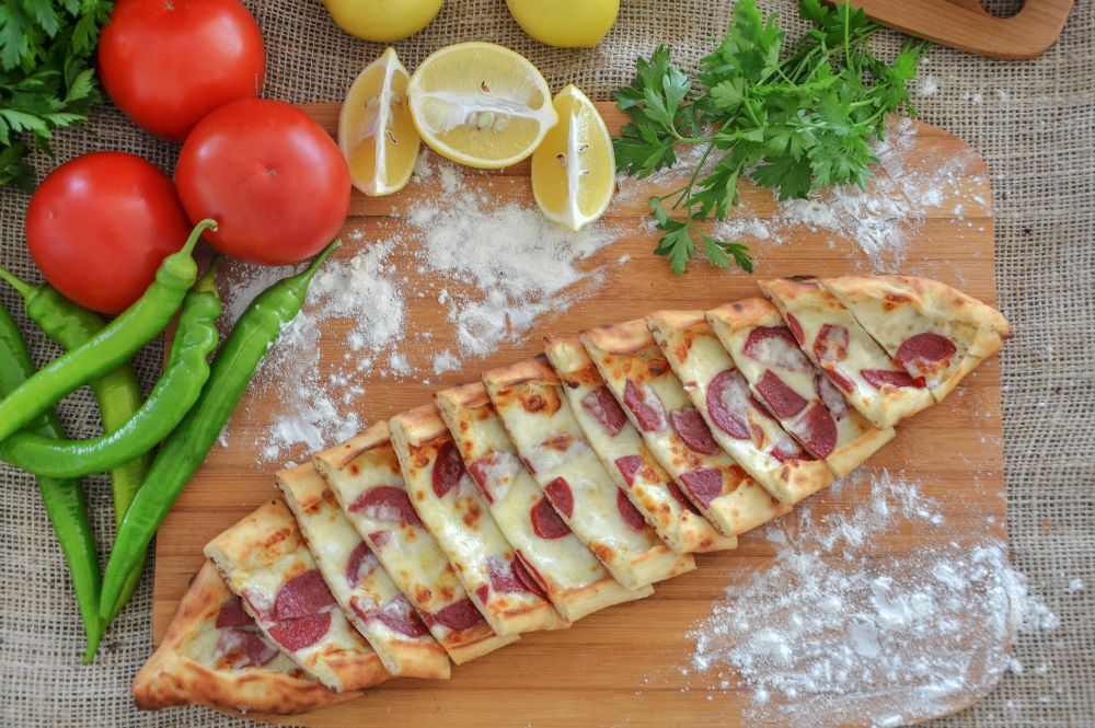 Kaşarlı Sucuklu Pide